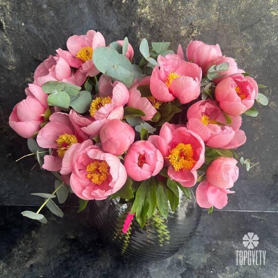 Букет из 21 розового пиона и эвкалипта 