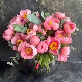 Букет из 21 розового пиона и эвкалипта 