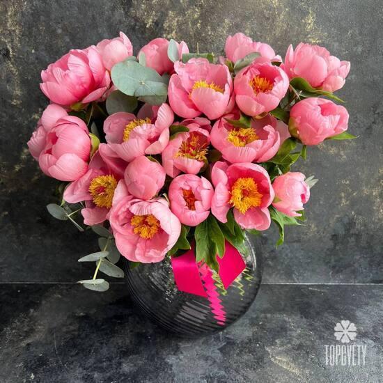 Букет из 21 розового пиона и эвкалипта 