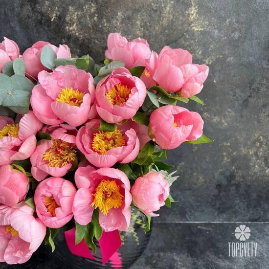 Букет из 25 розовых пионов и эвкалипта