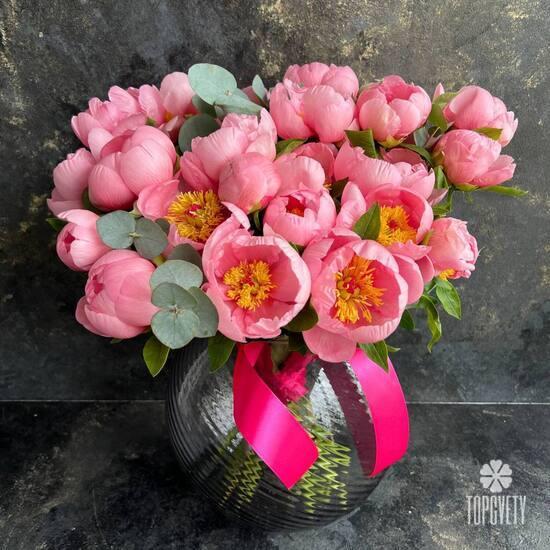 Букет из 25 розовых пионов и эвкалипта
