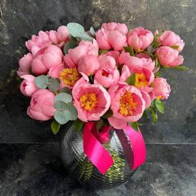 Букет из 25 розовых пионов и эвкалипта