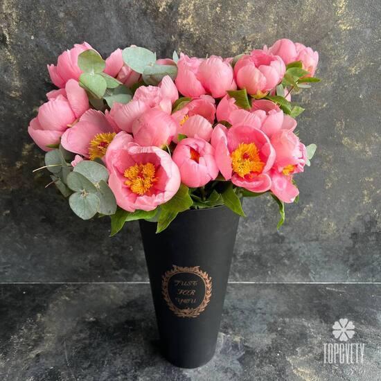 Букет из 19 розовых пионов и эвкалипта в коробке 