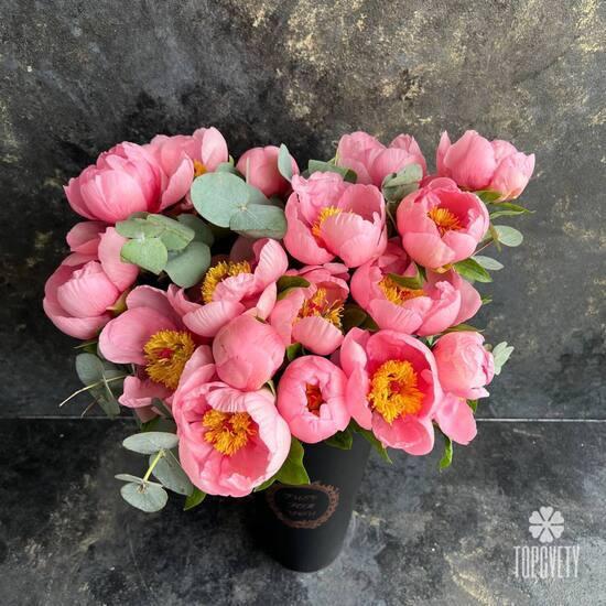 Букет из 19 розовых пионов и эвкалипта в коробке 