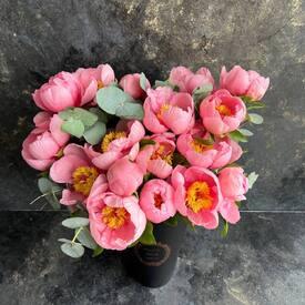 Букет из 19 розовых пионов и эвкалипта в коробке 