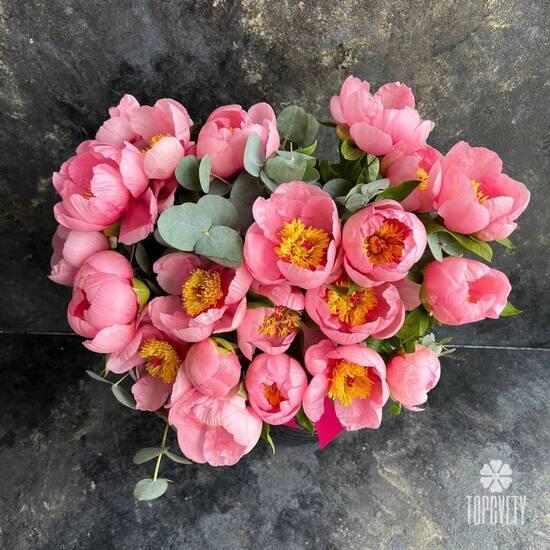 Букет из 19 розовых пионов и эвкалипта в коробке 