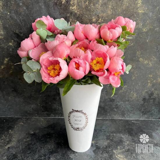 Букет из 19 розовых пионов и эвкалипта в коробке 