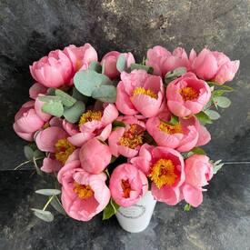 Букет из 19 розовых пионов и эвкалипта в коробке 