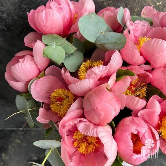 Букет из 19 розовых пионов и эвкалипта в коробке 