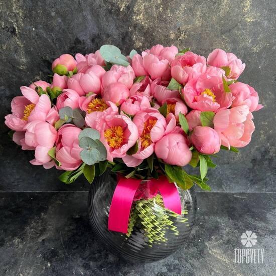 Букет из 35 розовых пионов и эвкалипта