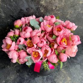 Букет из 35 розовых пионов и эвкалипта