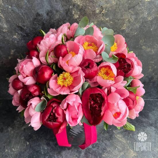 Букет из 35 розовых и красных пионов