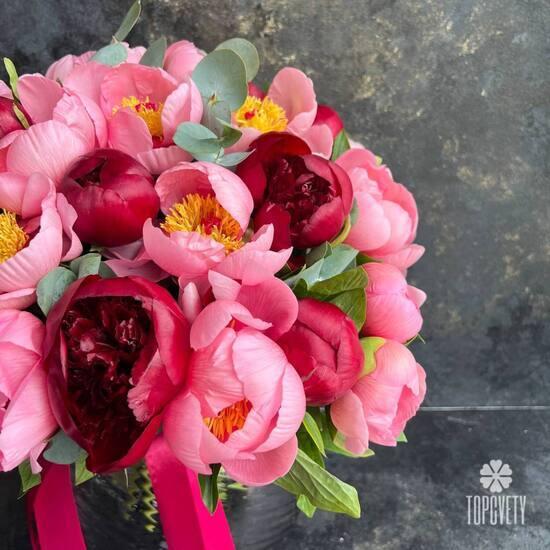 Букет из 35 розовых и красных пионов