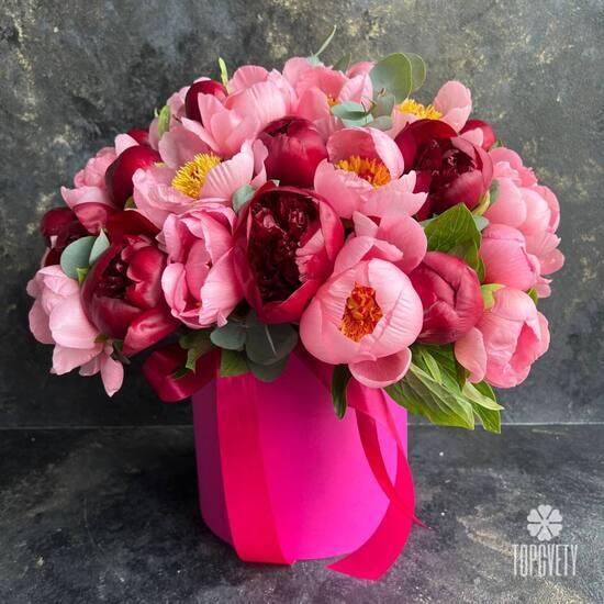 Букет из 35 розовых и красных пионов в шляпной коробке