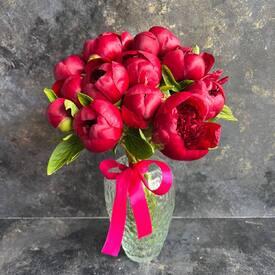 Букет из 15 красных пионов 