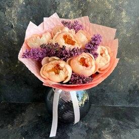 Букет из 7 пионов и сирени 
