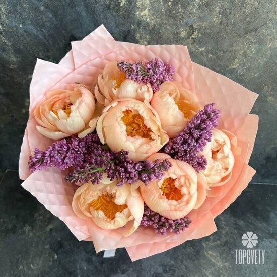 Букет из 7 пионов и сирени 