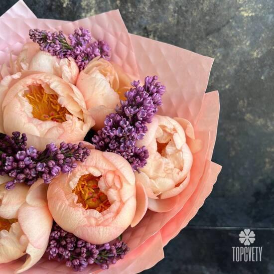 Букет из 7 пионов и сирени 