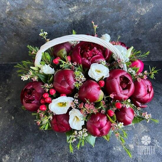 Композиция из 17 пионов Ред Шарм в корзине