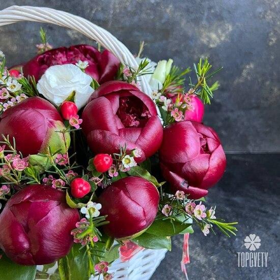 Композиция из 17 пионов Ред Шарм в корзине