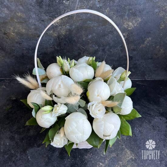 Композиция из 15 белых пионов в корзине