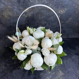 Композиция из 15 белых пионов в корзине