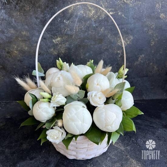 Композиция из 15 белых пионов в корзине