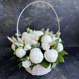 Композиция из 15 белых пионов в корзине
