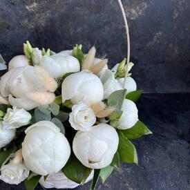 Композиция из 15 белых пионов в корзине