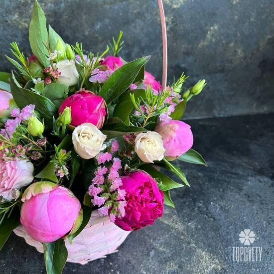 Композиция из 11 розовых пионов в корзине