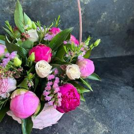 Композиция из 11 розовых пионов в корзине