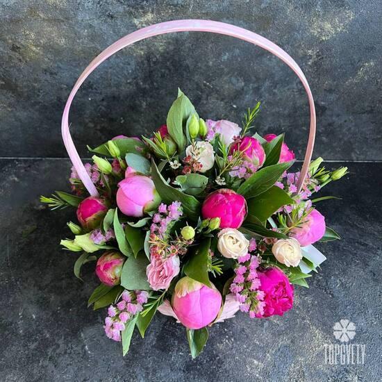 Композиция из 11 розовых пионов в корзине