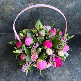 Композиция из 11 розовых пионов в корзине