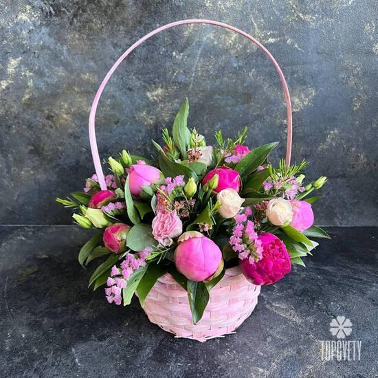 Композиция из 11 розовых пионов в корзине