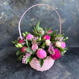 Композиция из 11 розовых пионов в корзине