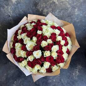 Букет из 101 красных и белых роз 40см