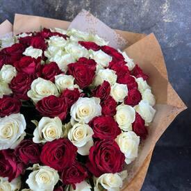 Букет из 101 красных и белых роз 40см