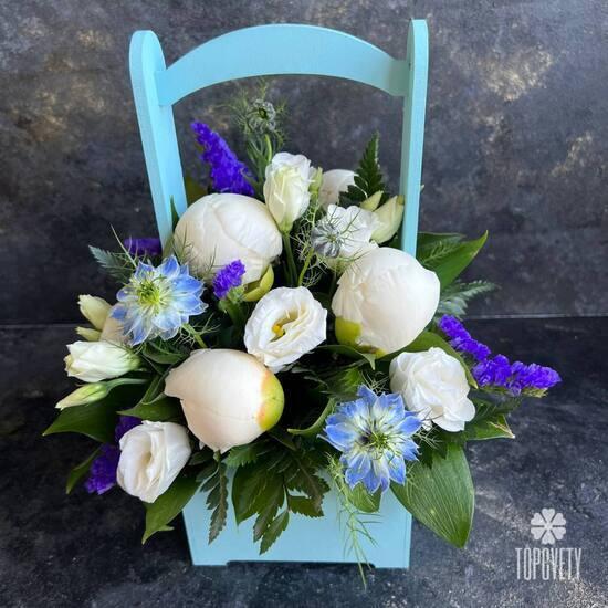 Композиция из 5 белых пионов в ящике
