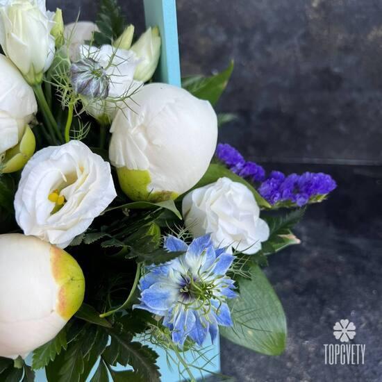 Композиция из 5 белых пионов в ящике