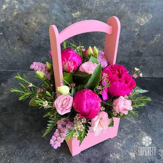 Деревянный ящик с 5 пионами