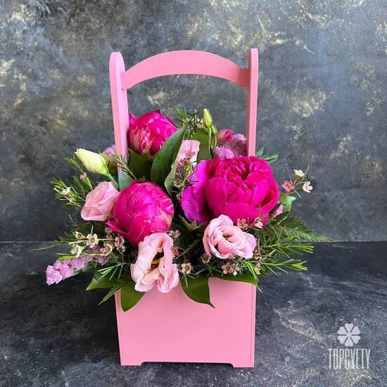 Деревянный ящик с 5 пионами