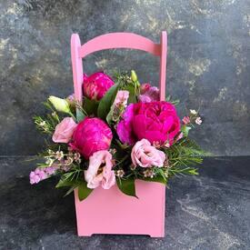 Деревянный ящик с 5 пионами