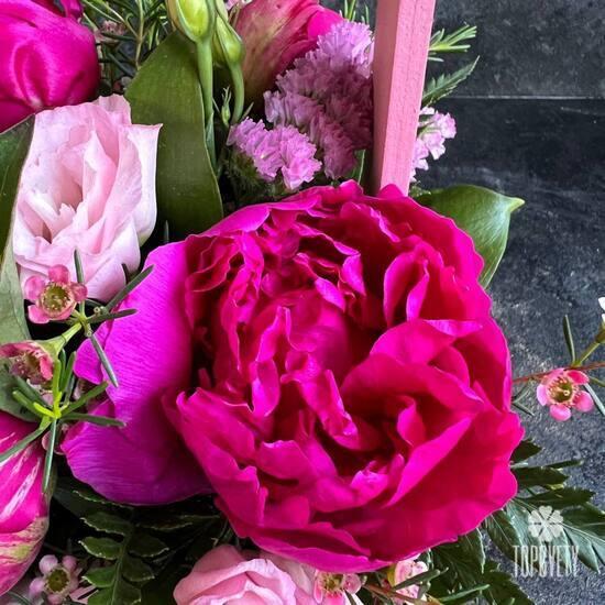 Деревянный ящик с 5 пионами