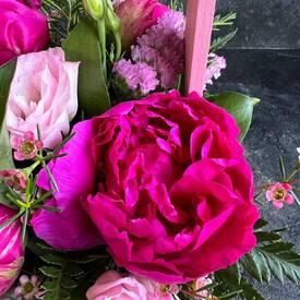 Деревянный ящик с 5 пионами