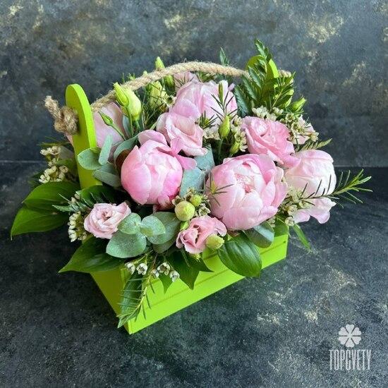 Композиция из 7 пионов и лизиантуса в ящике