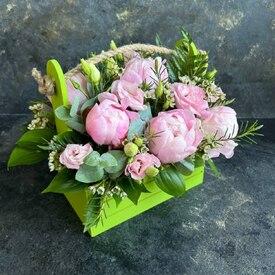 Композиция из 7 пионов и лизиантуса в ящике