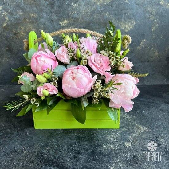Композиция из 7 пионов и лизиантуса в ящике
