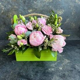 Композиция из 7 пионов и лизиантуса в ящике