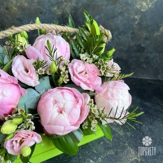 Композиция из 7 пионов и лизиантуса в ящике