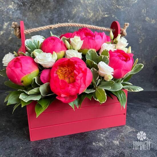 Композиция из 7 коралловых пионов в ящике
